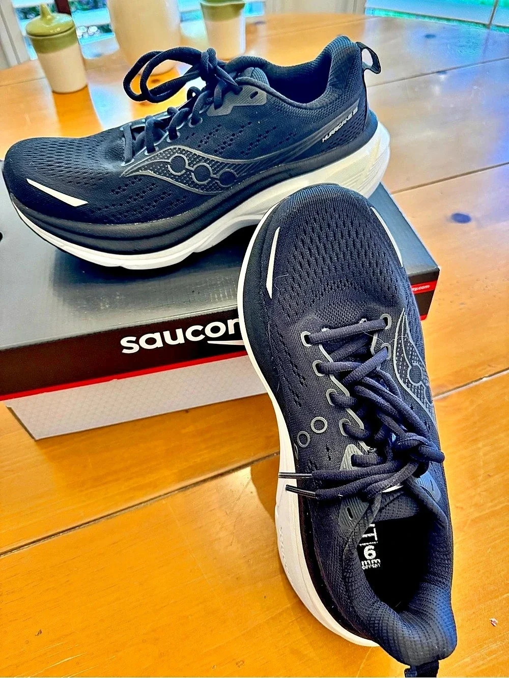 NEW with box Saucony Hurricane 25 Black & White US 9